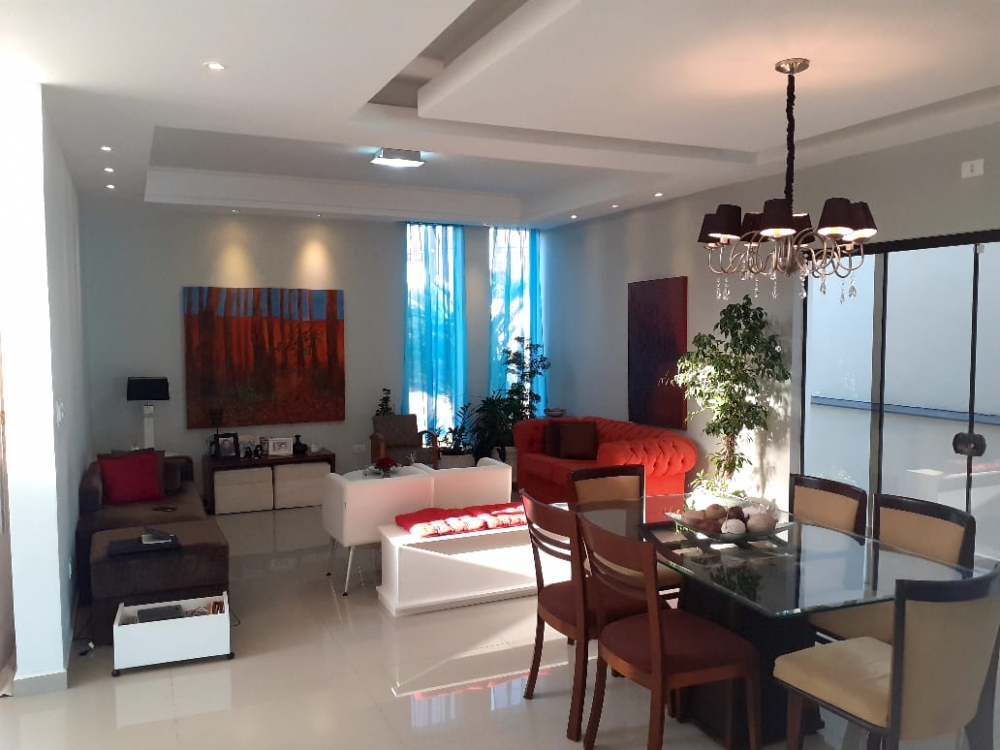 VENDO CASA COMPISCINA NO CENTR